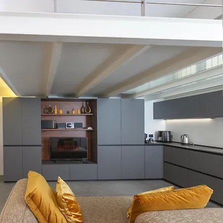 Artstay - Exclusive Near Metro M1, Ac, Parking *